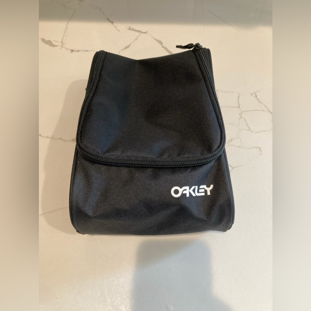 NWT black Oakley CRESTIBLE travel pouch bag blackout makeup cosmetic bag zipper